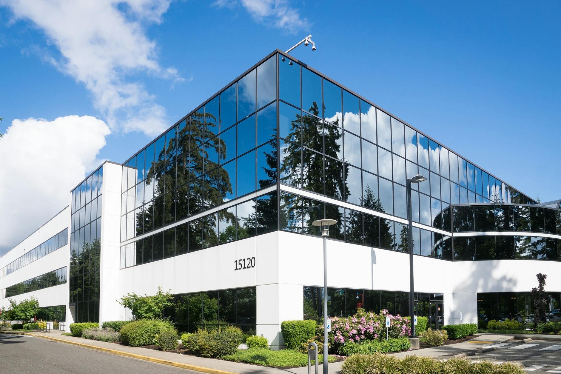 Contemporary office building with modern architecture — MAMAJI