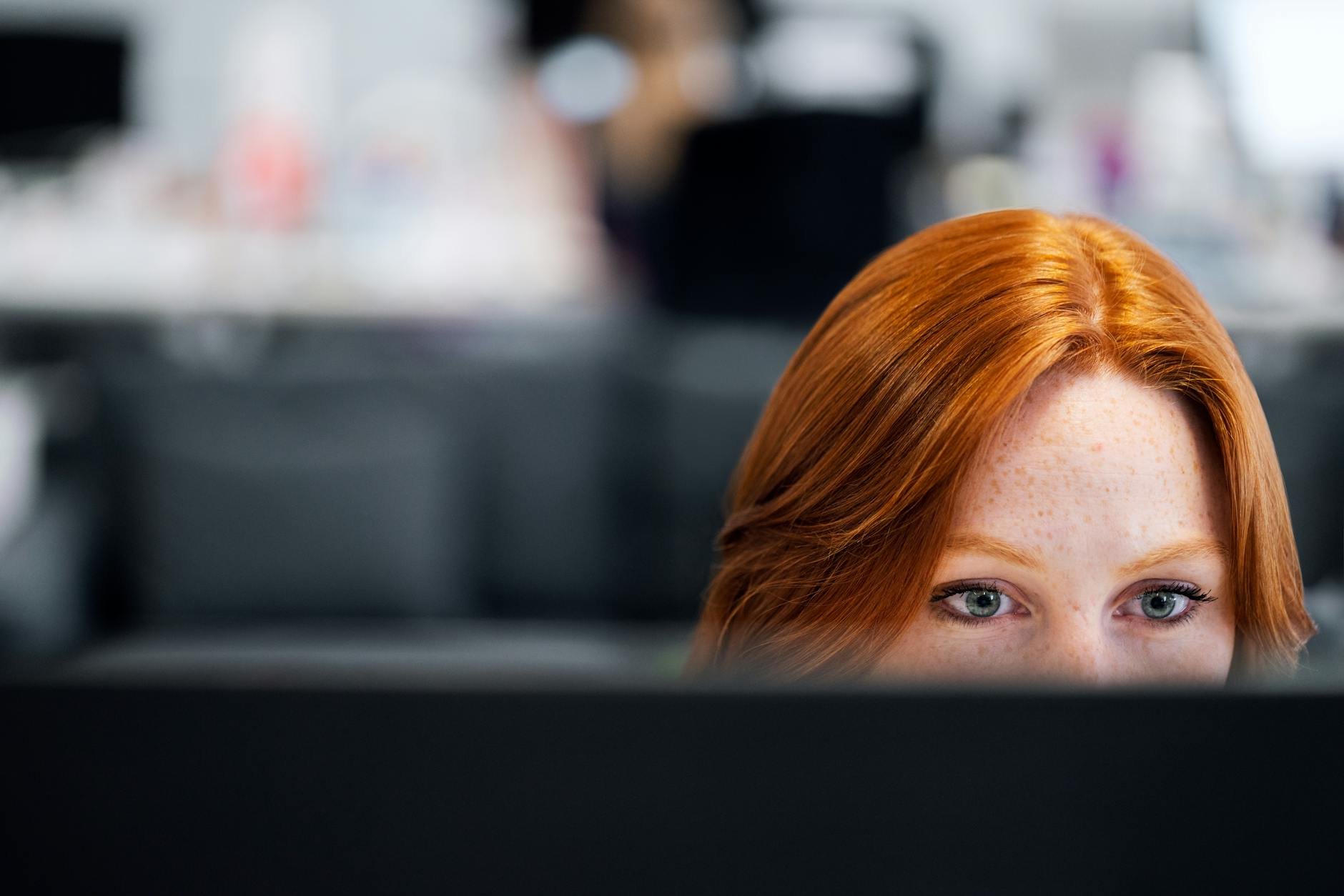 Professional woman focused on computer screen — MAMAJI